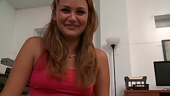 เด็กสาวสวย Allie Haze สนุกกับการขี่ Sybian และมีเพศสัมพันธ์กับน้องชายของเธอ