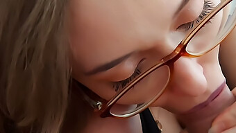 Pov-Video Af Europæisk Milf, Der Giver Handjob Og Blowjob