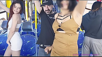 Uma Beleza Sedutora É Acariciada E Atinge O Clímax Em Um Ônibus Urbano Lotado!