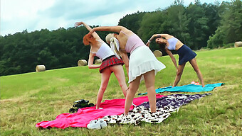 La Ragazza Ceca Rossa Del Fitness Pratica Yoga E Ginnastica In Uniforme Scolastica All'Aperto