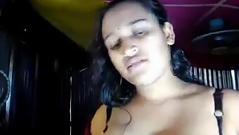 Femme Bengali Se Donnant Du Plaisir Devant La Caméra