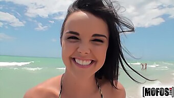 Eksperimen Anal Solo Dillion Harper Dalam Kecantikan Berpakaian Bikini