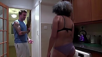 Una Mujer Afroamericana De Cabello Rizado Es Penetrada Por Un Chico Británico. ¡no Te Pierdas Esta Escena Caliente!