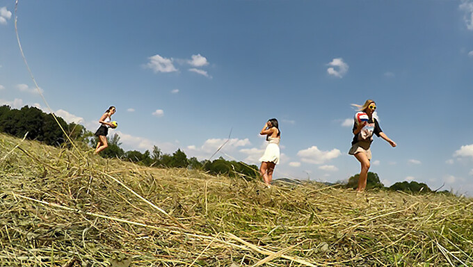 สาววัยรุ่นไปคอมมานโดโชว์หุ่นกลางแจ้งในวันที่แดดจ้า