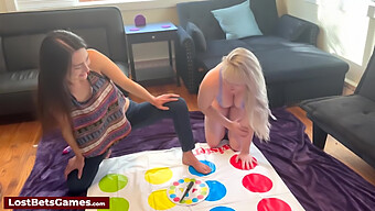 Blonde En Brunette Tieners Spelen Twister Met Een Kinky Twist