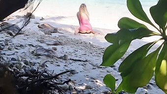 Aventura Sexual Al Aire Libre De Una Pareja Amateur En La Playa