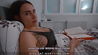 Olgun Milf Amatör Bir Videoda Üvey Oğluna El Işi Yapıyor Ve Onunla Sikişiyor!