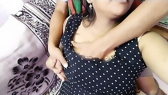 Istri Rumah Tangga India Riyaji Bansalji Mendapat Pijatan Sensual Dari Pembantunya