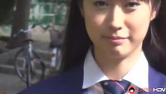 Tomomi Motozawa,一个穿着校服的年轻日本女人,给她的同学口交。