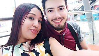 Pareja Interracial Disfruta De Grandes Tetas Y Culo En Su Esposa Colombiana