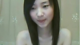 Amateur Chinese Girl Masturbates On Webcam