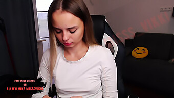 Pevný Zadok Ruskej Tínedžerky Je Natiahnutý V Hardcore Skupinovom Sexe