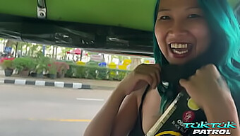 La Beauté Thaïlandaise Excitée Fait Une Gorge Profonde Passionnée Au Gros Pénis D'Un Étranger