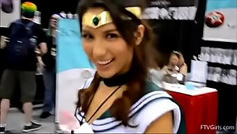 Cosplayers Melody Wylde Y Sus Amigos Muestran Y Juegan Con Tapones Anales En Comic-Con