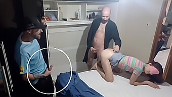 Žena In Prijatelj Imata Trojček Z Zavezanimi Očmi Cuckold