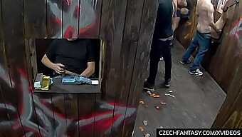 Seks Berkumpulan Liar Czech Di Gloryhole Orgi Dekaden