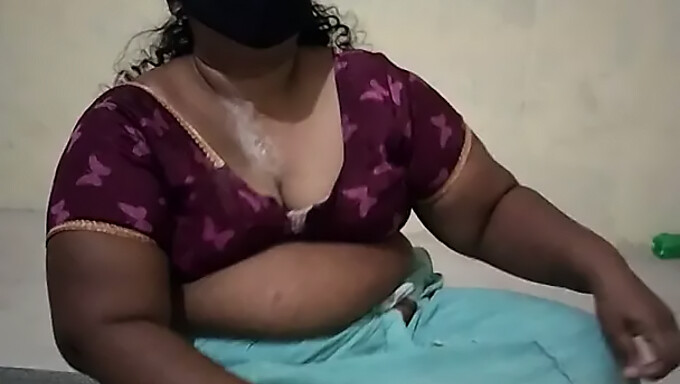 Une Beauté Indienne Montre Ses Gros Seins Et Sa Chatte Pulpeuse Dans Une Vidéo De Retrait De Robe Chaude