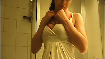 Dominika'S Strakke Lichaam En Geschoren Poesje Te Zien In Een Amateur Cam Video