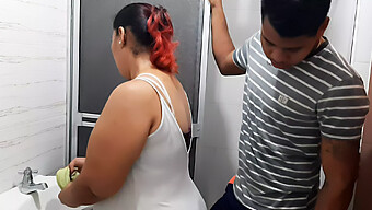 Una Milf Tetona Es Sorprendida Por Su Ansioso Esposo Durante El Descanso Del Baño. ¡mira Cómo Se Divierten!