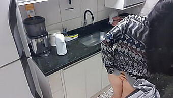 Show Solo Quente Na Cozinha De Menina Dulce Com Bunda Grande E Movimentos Sensuais