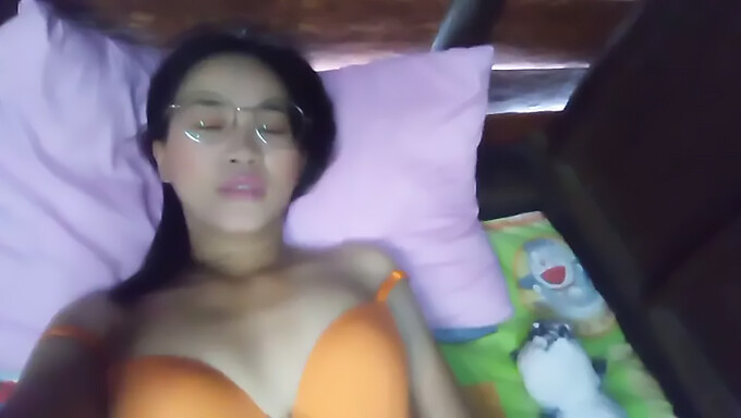 털이 많은 아시아 Milf가 카메라 앞에서 자위합니다