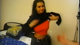 ¡mira A La Joven Nicoletta Seducida Por Un Hombre Mayor Con Grandes Tetas Y Un Coño Apretado! ¡te Encantará Verla En Acción!