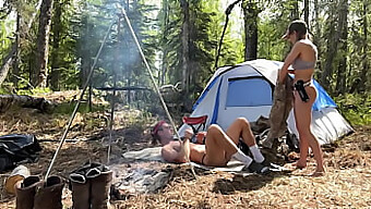 Viaton Blondi Ja Brunette Pari Nauttia Heidän Ensimmäinen Camping Kokemus