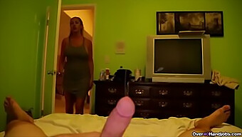 Pov De Jack: Une Milf Excitée Se Masturbe En Regardant Un Jeune Homme