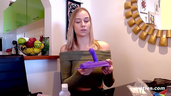 Krásná Blondýnka Sirena Poprvé Používá Sybian, Což Je Sólo Zážitek Potěšení.