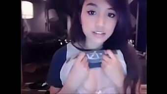 Le Teen Babe Più Calde Mostrano I Loro Attributi Su Teenytinyasiancams