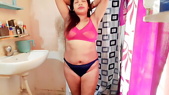 Indische Milf In Bikini Und Höschen Neckt Im Schlafzimmer