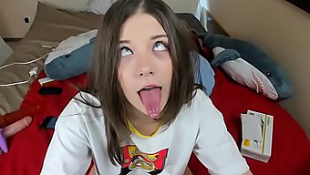 Sessione Sensuale Da Sola Con Una Ragazza Nerd E Il Suo Dildo Preferito