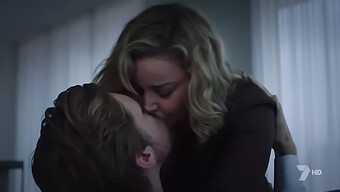 Abbie Cornish In Een Sensuele Scène Met Natuurlijke Schoonheid En Gepassioneerde Kusjes