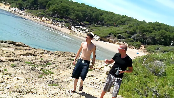 Deux Mecs Excités Avec De Gros Seins Naturels Baisent Sur La Plage