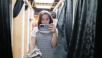 Video Pov Của Một Sinh Viên Quan Hệ Tình Dục Bằng Miệng Trong Một Cửa Hàng Quần Áo