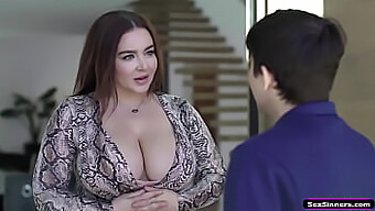 Une Femme Mature Avec De Gros Seins Naturels Se Venge D'Un Mec