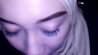 Une Beauté Arabe En Hijab Dévoile Sa Sensualité Dans Une Vidéo Maison