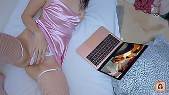 Une Adorable Adolescente Atteint L'Orgasme En Regardant Du Contenu Pour Adultes