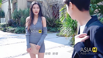 La Bellezza Asiatica Chen Xiao Yu Incontra Il Suo Vicino Caldo