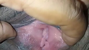 Tangan Tetangga Laki-Laki Berusia 19 Tahun Di Vaginaku Selama Panggilan Video