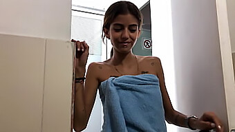 Pequena De 18 Anos Recebe Gozada Na Cara Da Sua Meia-Irmã Após Uma Massagem Sensual