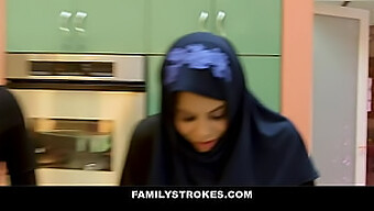 Stepsister Keturunan Arab Mesra Dengan Saudara Amerika-Nya Dalam Video Buatan Sendiri Yang Menampilkan Ella Knox.