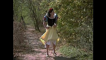 Disney'S Snow White Rosszkedvű Lesz A Xxx Verzióban