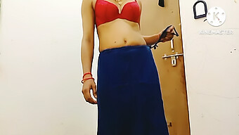 Desi Bhabhi I Saree Tager Sit Tøj Af Og Giver Et Blowjob