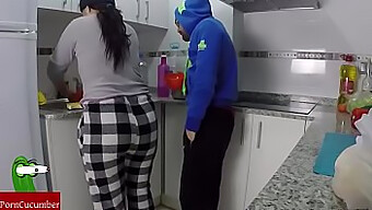 Ação Sensual Na Boca E Boquetes Desleixados Na Cozinha