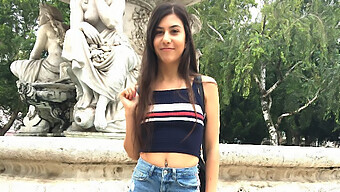 La Giovane Ragazza Tedesca Anya Seduce E Fa Sesso Con Un Uomo A Caso Per Strada