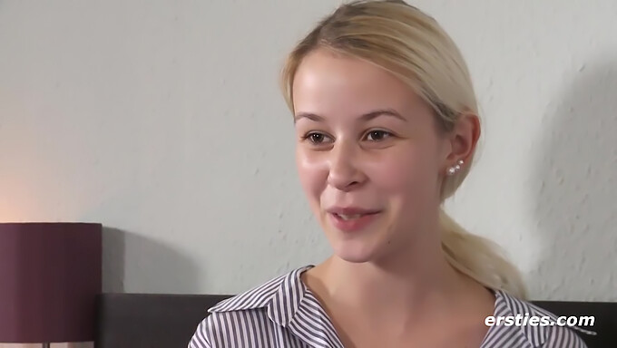 Jenny Je Krásna Blondínka A Je V Tejto Scéne Sama, Používa Na Seba Vibrátor.