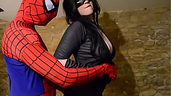 Pohotna Catwoman Se Prepušča Oralnemu Užitku S Spidermanom