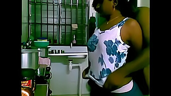 Assista Enquanto A Empregada É Fodida Pelo Chefe Na Cozinha.