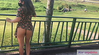 Esposa Brasileira Se Exibe Publicamente Sem Cueca